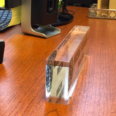 利用できる透明な立方体の名札のアクリルの設計OEM ODM
